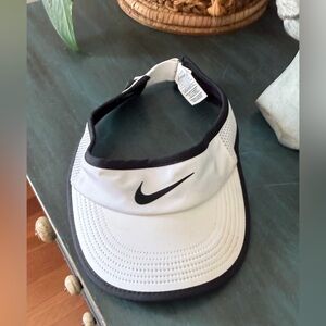 Nike Featherlight Dri Fit white vision
Unisex- adjustable strap